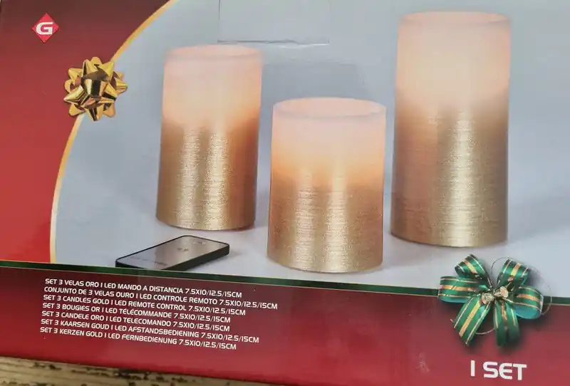 Op = Op LED kaarsen/stompkaarsen met bewegende vlam en afstandsbediening - goudkleurig - set van 3