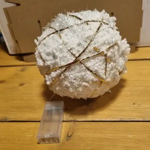 Kerstbal met 20 leds warm-wit sneeuw glittergoud In De Mode