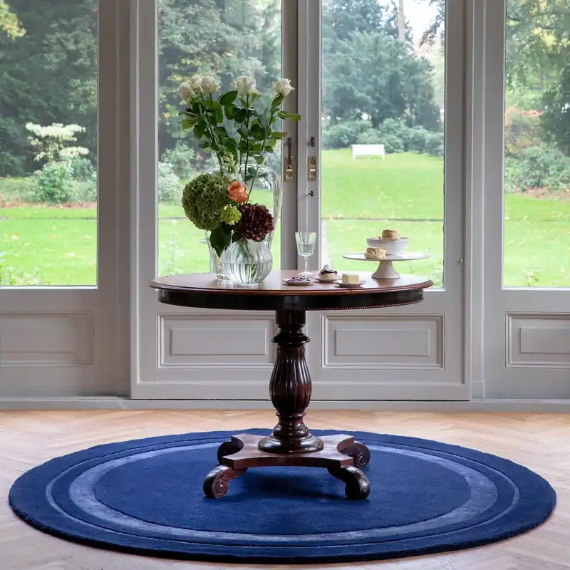 Laagpolig vloerkleed van Laura Ashley | Redbrook Midnight Rond Garantie Inbegrepen