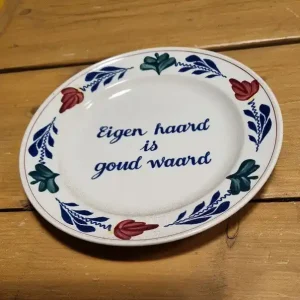 Nu Kopen Boerenbont Tekstbord "Eigen haard is goud waard" rond 21cm aardewerk