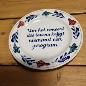 Gratis Retour Boerenbont Tekstbord "Concert des levens krijgt niemand een program" rond 21cm aardewerk